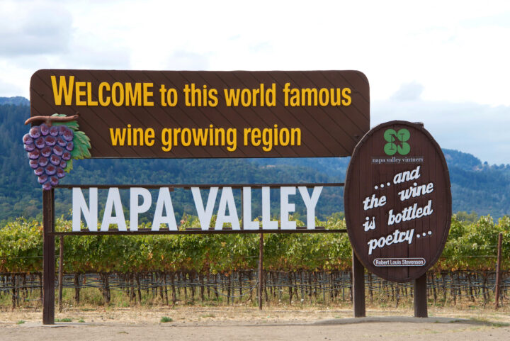 Napa,Valley,,Ca,-,October,13,,2016:,Welcome,To,Napa Welcome to this world famous growing region Napa Valley sign